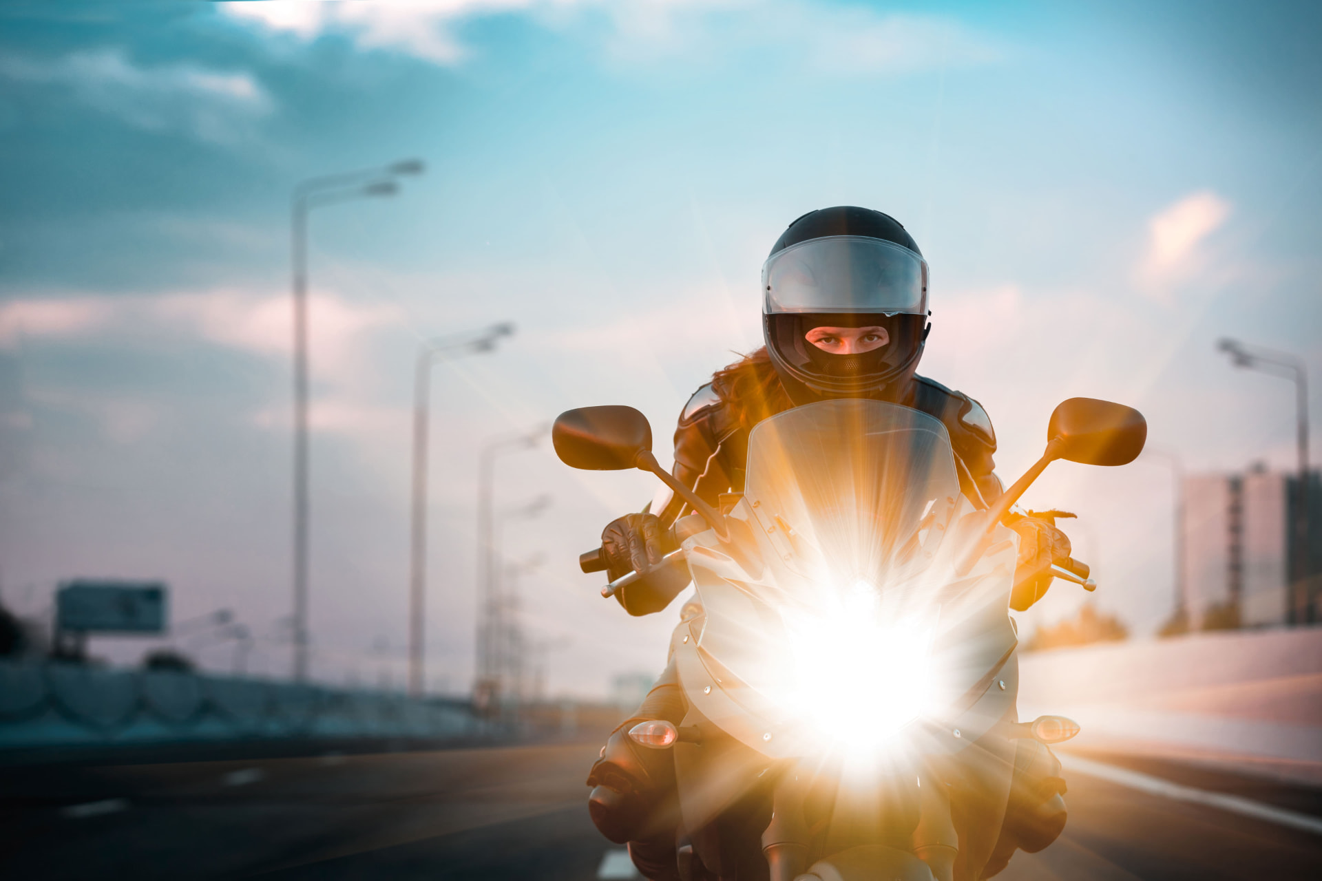 Motard sur la route en Côte-d'Or